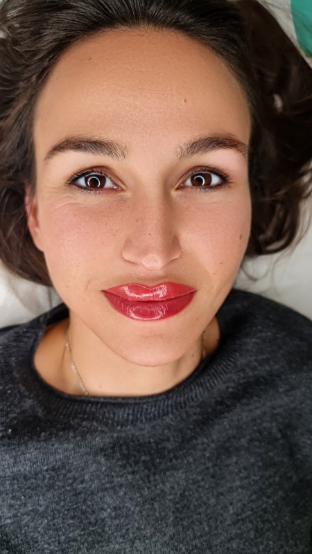 Full lips effet lèvres mordues en maquillage permanet couleur fraise sorbet blacklinestudio