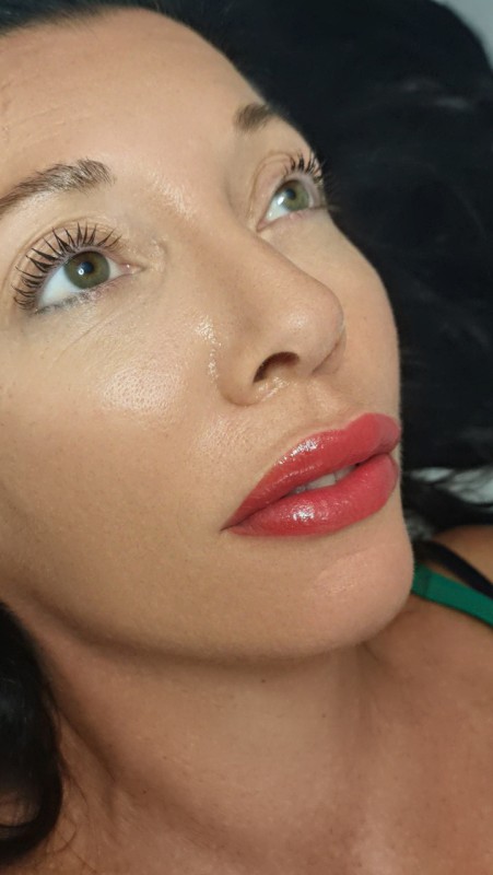 candy lips lèvres après la seance de dermopigmentation couleur framboise intense