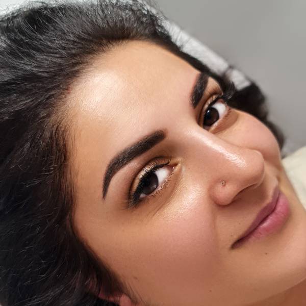 maquillage permanent des sourcils en technique microshading juste après la séance  par blacklinestudio fait à la ciotat