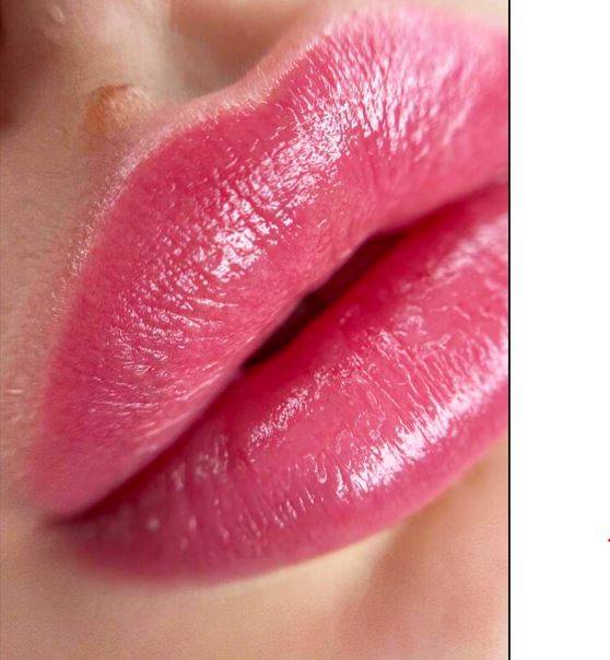 restructuration des lèvres par maquillage permanent des lèvres en couleur rose barbie de chez pigmentetco 