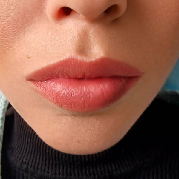 Candy lips full lips effet couvrant des lèvres en maquillage permanent chez blacklinestudio