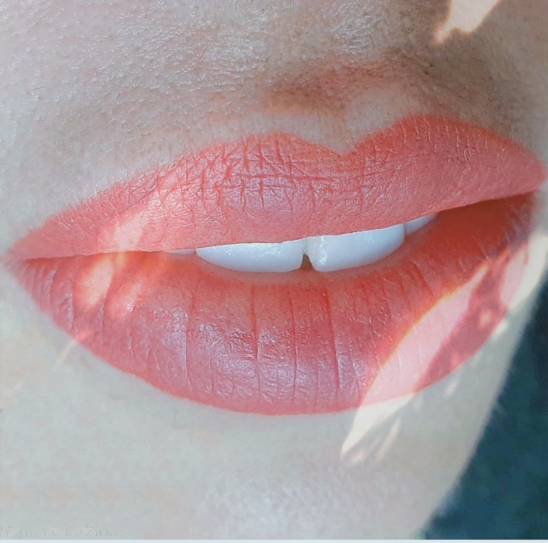 photo après le maquillage permanent lèvres rstructuration de la forme de bouche couleur rose tendre nude