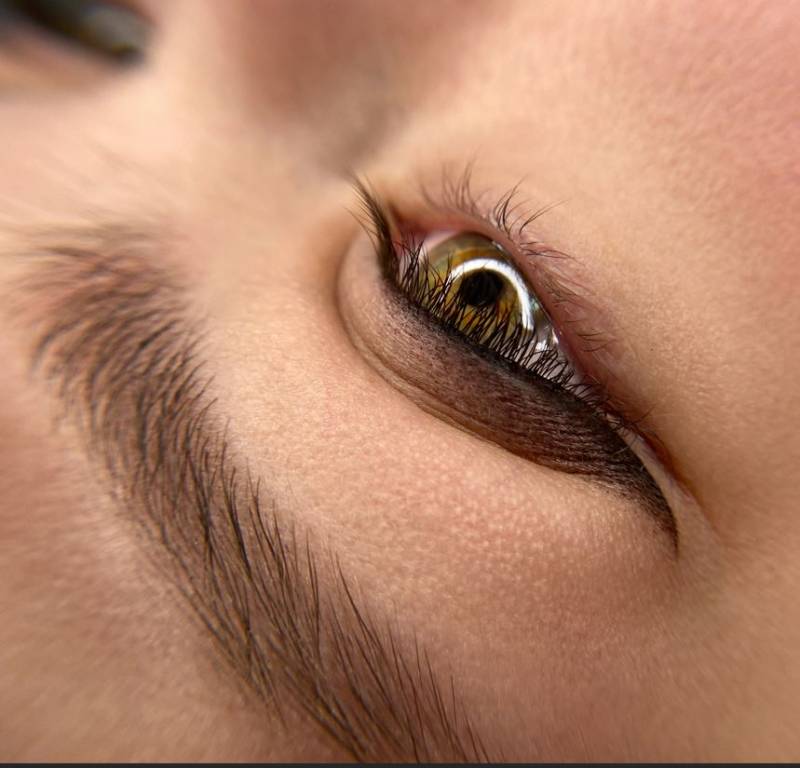 microshading très leger qui reste présent mais discret par blacklinestudio et eyeliner poudré avec le dégradé